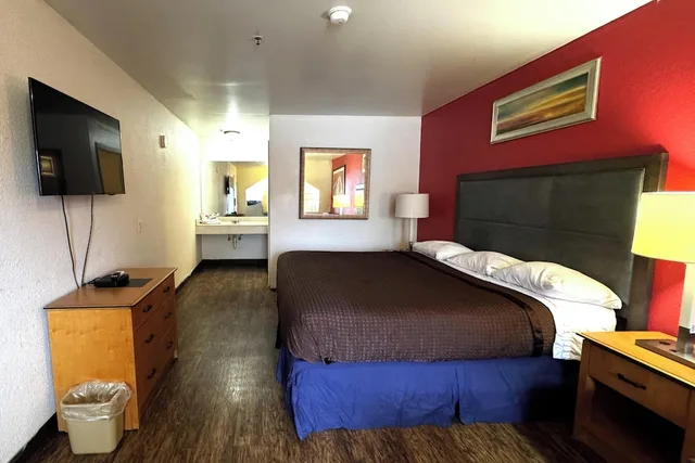 Suite, King Bed, Woodbridge Inn By OYO Rome 2/8