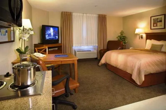 جناح بسرير كوين، Candlewood Suites Secaucus 2/4