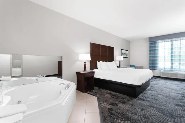 Deluxe, Suite, King Bed, La Quinta Inn & Suites by Wyndham Columbus - Edinburgh 4/9