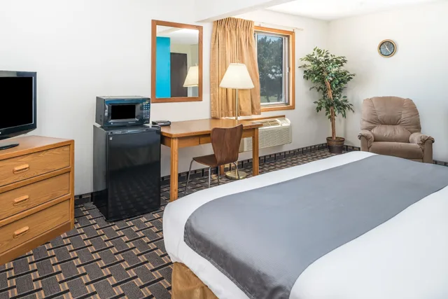Business, King Bed, Super 8 By Wyndham Lincoln West 3/8
