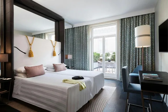 Guest Room, Superior, Twin Beds, Urban View, Balcony، Sina Bernini Bristol, Autograph Collection 1/4
