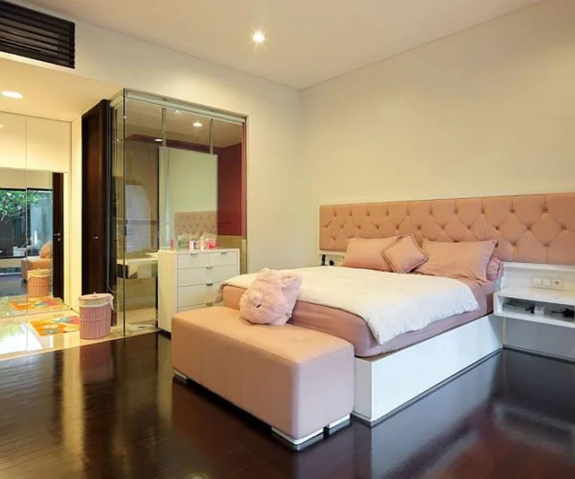غرفة فاخرة بسرير كينج، T S Royal Grand Hotel 1/2