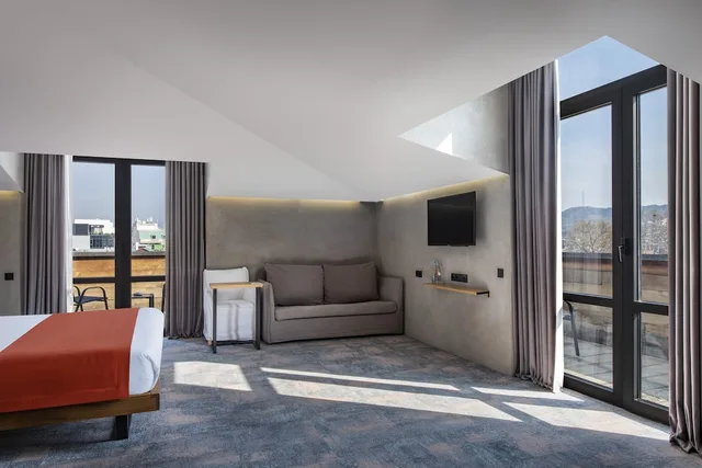 غرفة فاخرة بسرير كينج بشرفة، Iota Hotel Tbilisi 5/8