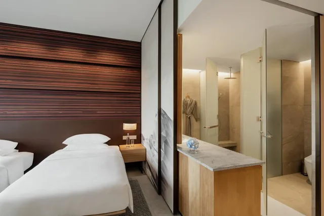 غرفة بسريرين منفصلين بإطلالة على البحر، Hyatt Centric Kota Kinabalu 1/2