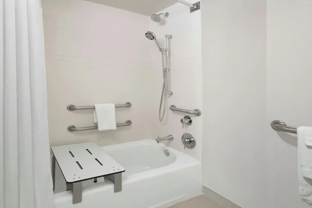 جناح بسرير كينج بغرفة نوم واحدة مع أريكة، Residence Inn New Orleans Metairie 8/9
