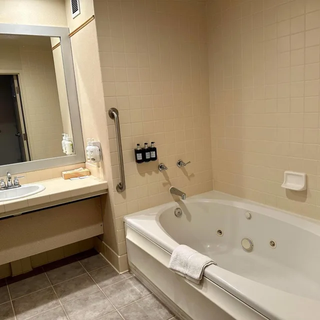 جناح جونيور بسرير كينج بجاكوزي، Rocklin Park Hotel, Trademark Collection by Wyndham 8/10