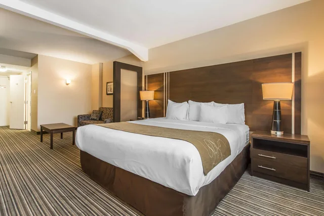 غرفة بسرير كينج، Comfort Suites Downtown Montreal 1/2