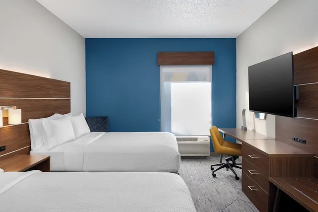 غرفة قياسية بسريرين كوين في طابق منخفض، Holiday Inn Express Hotel Suites Bentonville 3/8