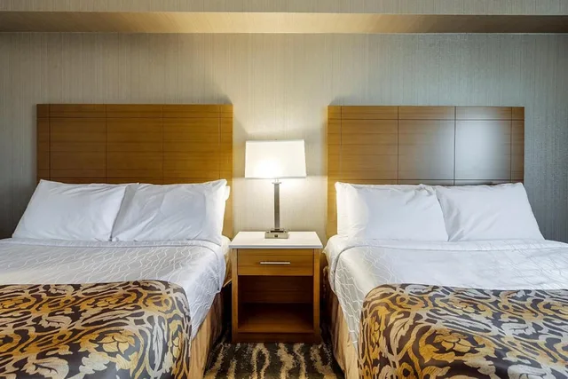 غرفة قياسية بسرير كينج وسريرين كوين، Monte Carlo Inn Brampton Suites 6/8