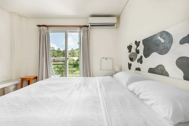 غرفة بسرير كوين بإطلالة على الجبل بشرفة، Kenting Fairyland & Farm Guest House 3/10