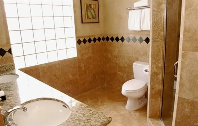 غرفة بسريرين كوين بإطلالة على الحديقة بغرفتي نوم مع أريكة، Infinity Bay Beach Resort 2/2