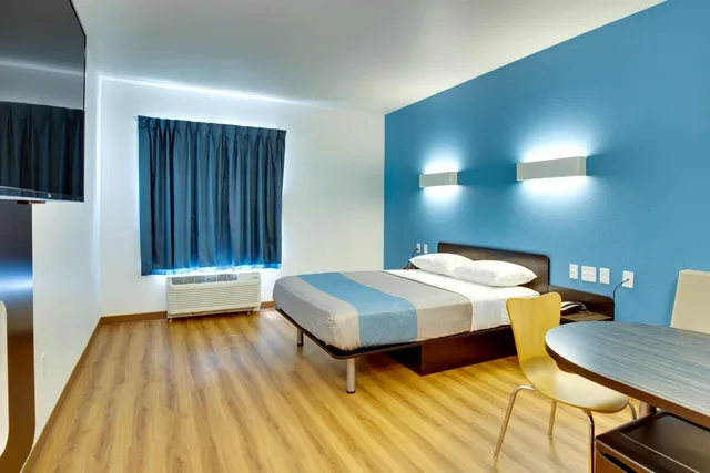 1 Queen Bed - Mobil Acces Tub Nsmk Minifridg، Motel6 Poplar Bluff, MO 7/10