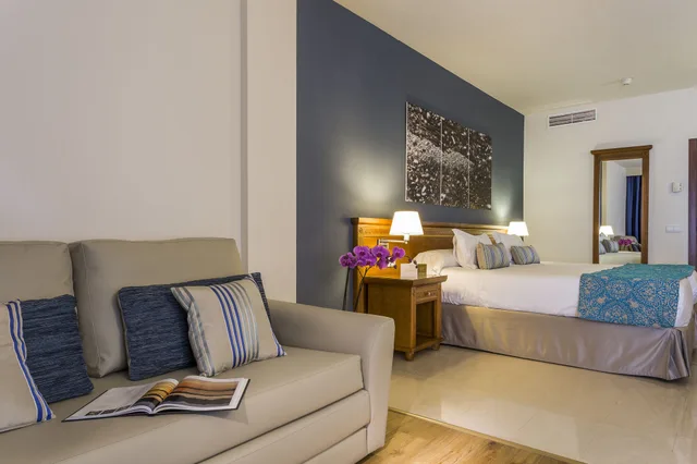 جناح جونيور بسرير كينج بشرفة بحوض جاكوزي، GRAND PALLADIUM PALACE IBIZA RESORT 4/6