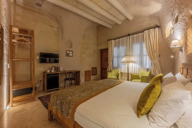 Cave, Hot Tub، Peristyle Cave Cappadocia 3/10