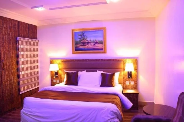 جناح تنفيذي بسرير كينج، E-Suite Hotel 1/3