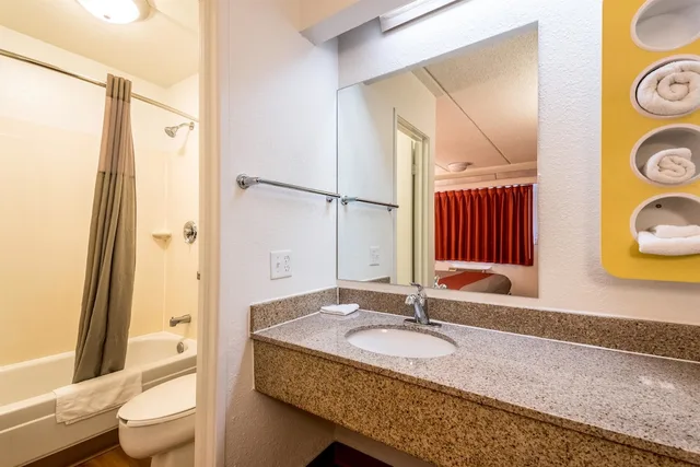 غرفة قياسية بسريرين مزدوجين، Motel6 Birmingham, AL 5/6