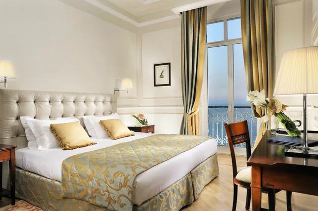 غرفة سوبيريور بإطلالة على البحر بشرفة، Royal Hotel Sanremo 1/1