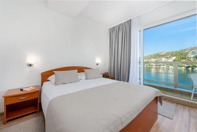 غرفة قياسية بسريرين منفصلين بإطلالة على البحر بشرفة، Hotel Vis 2/8