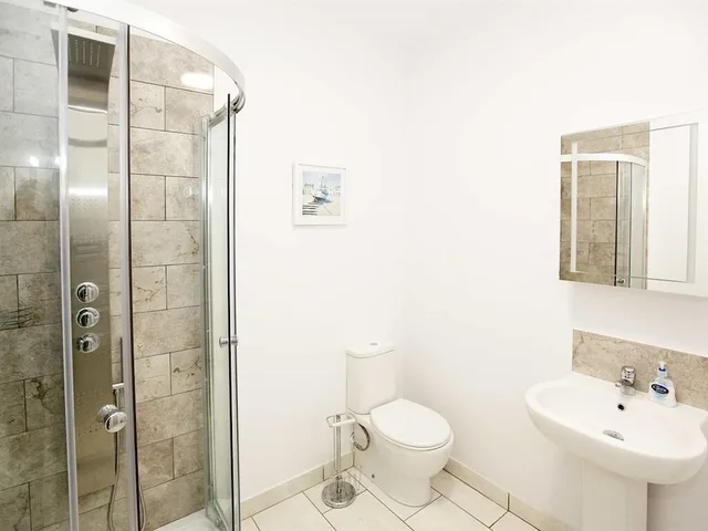 شقة بسرير كينج وسريرين منفصلين بحمام خاص، Austen's Luxury Apartments 9/10