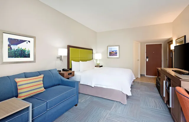 غرفة بسرير كينج مع أريكة لذوي الإعاقة، Hampton Inn Lancaster, PA 1/5