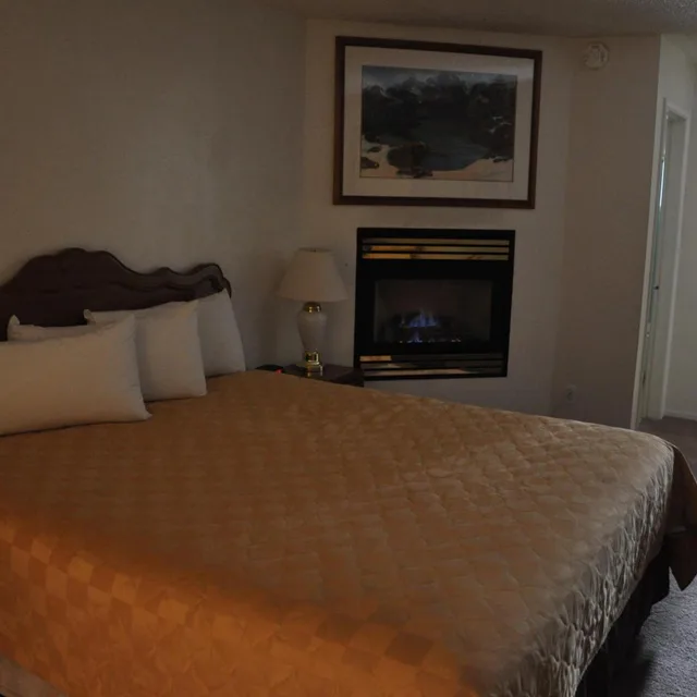 Room, King Bed, Cedar Inn & Suites 3/7