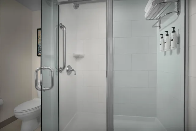 غرفة ديلوكس بسرير كينج مع أريكة، Hilton Garden Inn Westbury 2/2