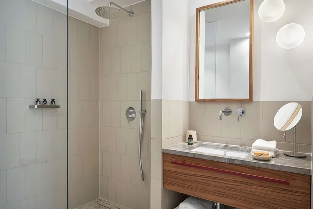 غرفة سيغنتشر بسرير كينج، The Social Athens Hotel, a member of Radisson Individuals 4/6