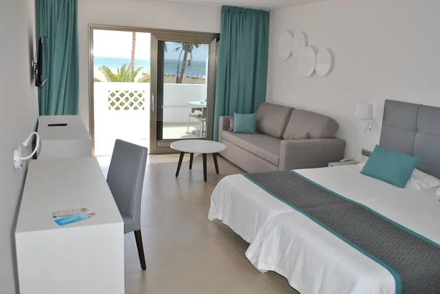 غرفة قياسية بسريرين منفصلين بإطلالة جزئية على البحر، Hotel Las Costas 7/10