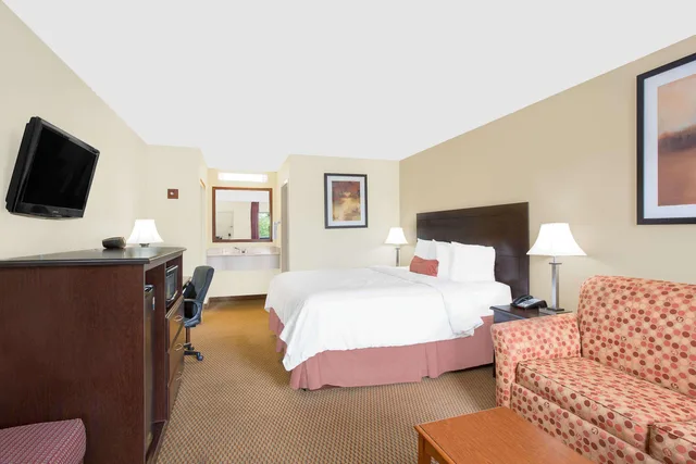 غرفة بسرير كينج للمدخنين، Baymont By Wyndham Greenville, NC 1/1