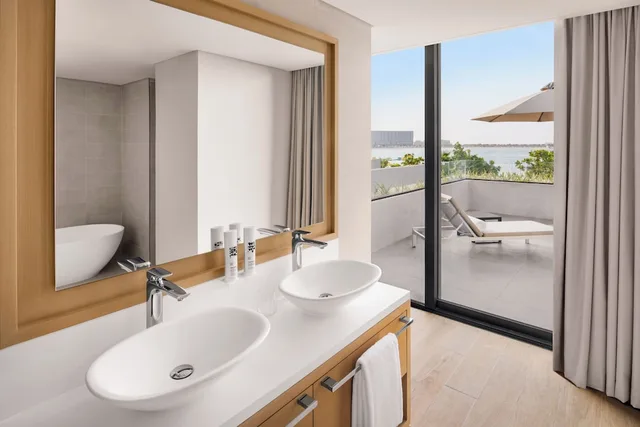 Junior Suite, Twin Beds, Beach Front, Terrace، Movenpick Resort Al Marjan Island 4/4