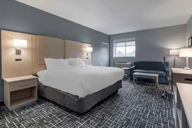 Deluxe, King Bed, No Elevator, Sofa، Comfort Inn Hyannis - Cape Cod 2/10