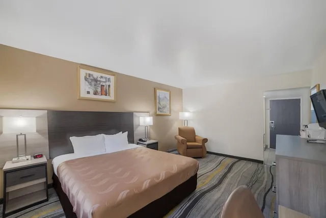 غرفة بسرير كينج مع أريكة يُسمح فيها بالحيوانات الأليفة، Quality Inn & Suites Goodyear - Phoenix West 4/10