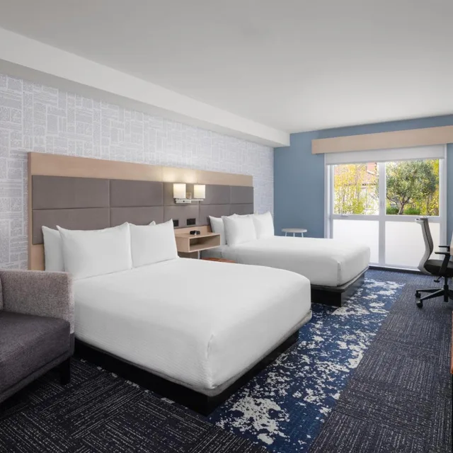 غرفة بسرير كينج وسريرين كوين بحوض استحمام لذوي الإعاقة، Aiden by Best Western Berkeley 1/2