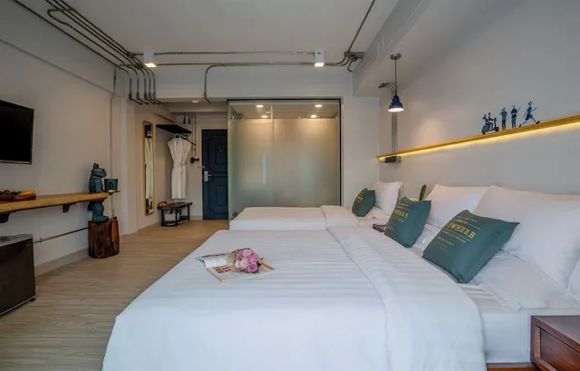 غرفة عائلية ثلاثية بسرير كوين وسرير فردي بإطلالة على المدينة بشرفة، Momo Hotel 1/6