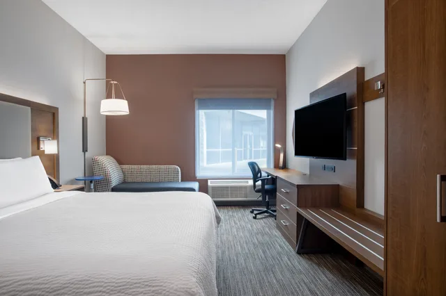 Leisure, King Bed, Holiday Inn Express Hotel Suites Clinton 1/4