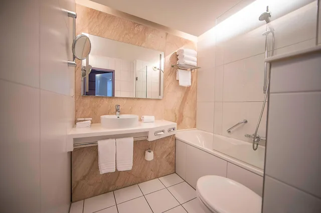 غرفة ديلوكس بسريرين منفصلين بإطلالة على القناة، Apollo Hotel Amsterdam A Tribute Portfolio Hotel 2/4