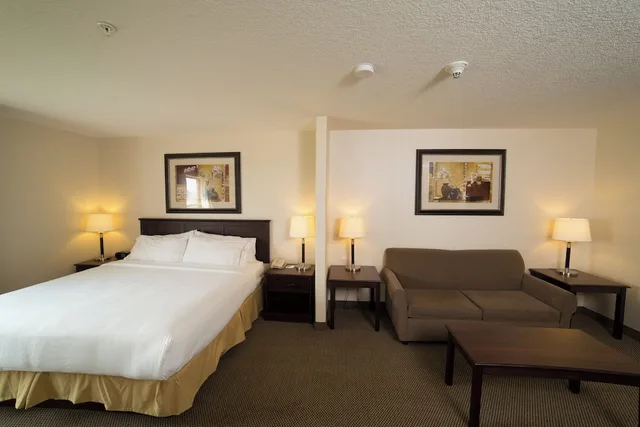 جناح بسرير كينج مع أريكة، Holiday Inn Express Hotel Suites Whitecourt Southeast 2/5