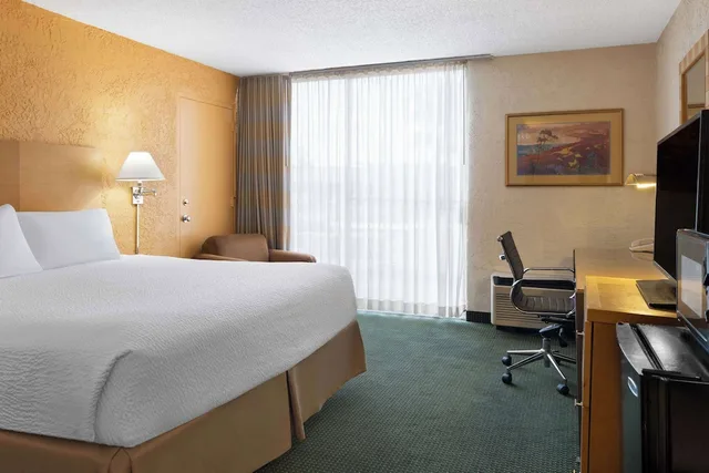 غرفة بسرير كينج لذوي الإعاقة، Ramada by Wyndham Tucson 2/4