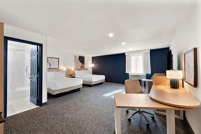 غرفة بسريرين كوين مع أريكة، Spark by Hilton Norfolk 3/3
