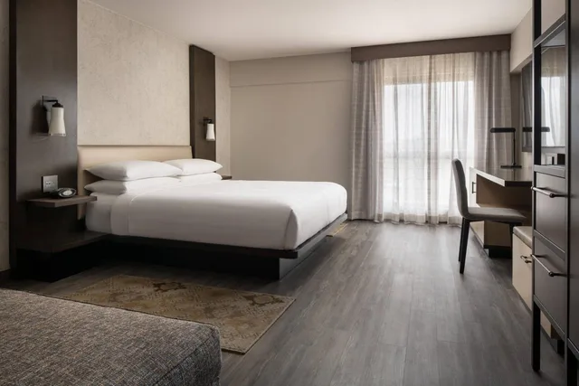 غرفة بسرير كينج بحوض استحمام لذوي الإعاقة، Marriott Riverside at the Convention Center 1/8