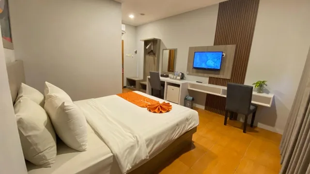 غرفة ديلوكس بسرير كوين، Front One Hk Resort Semarang 2/6