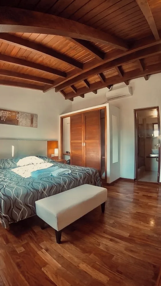 كابينة سوبيريور بسرير كينج وسريرين منفصلين مع أريكة، Boutique Hotel And Cabanas Bosque de Nahuel 4/8