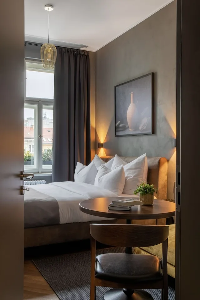 Suite, King Bed, The Viaduct - Suites & More 3/4