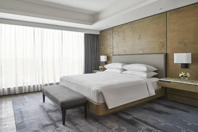 جناح تنفيذي بسرير كينج بإطلالة على المسبح، YOGYAKARTA MARRIOTT HOTEL 1/4