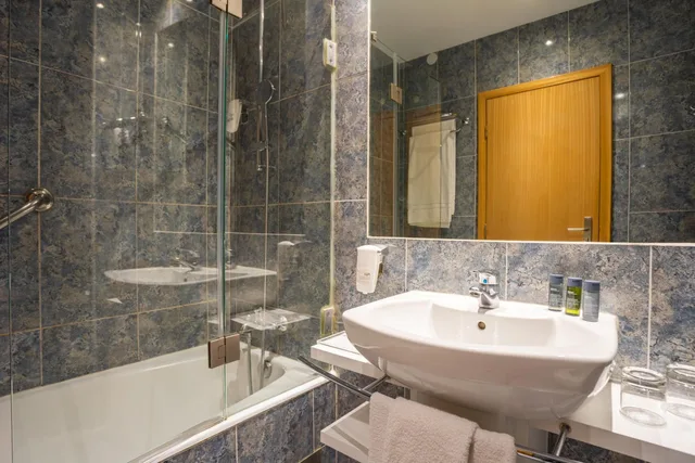 غرفة كومفورت بسرير كوين بشرفة، Hf Tuela Porto Hotel 3/3