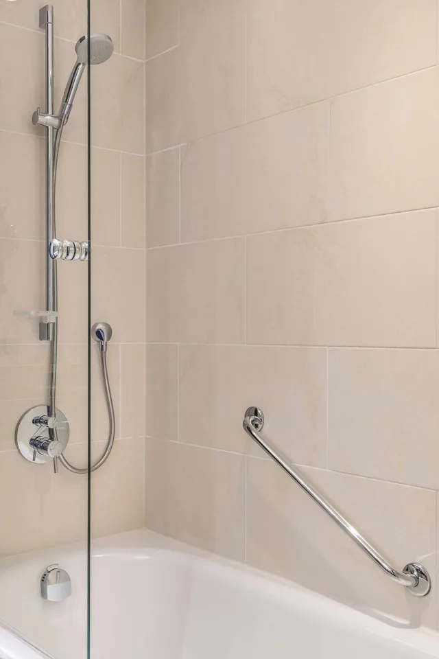 غرفة ديلوكس رباعية بسريرين مزدوجين، Munich Marriott Hotel 6/8