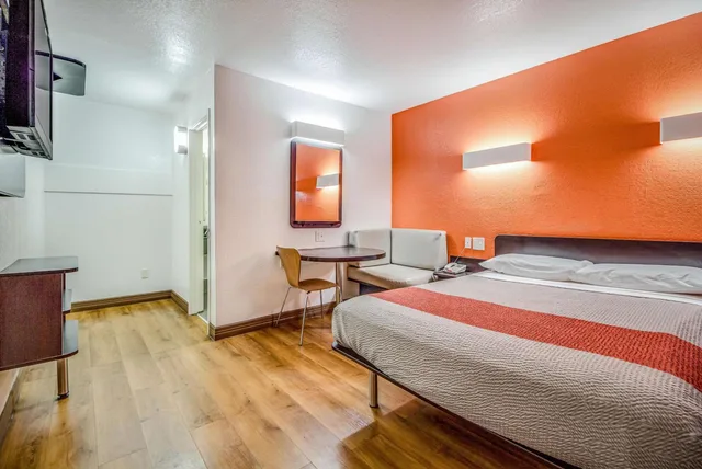 غرفة بسرير كوين للمدخنين، Motel6 Conroe, TX 5/10
