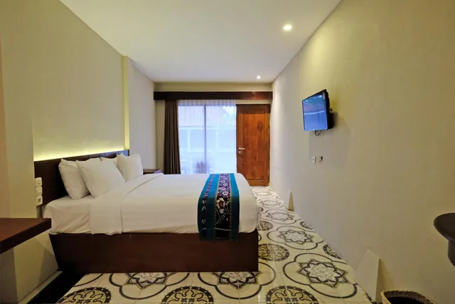 غرفة بسرير مزدوج بإطلالة على المسبح، The Nalaya Hotel & Resto 5/8