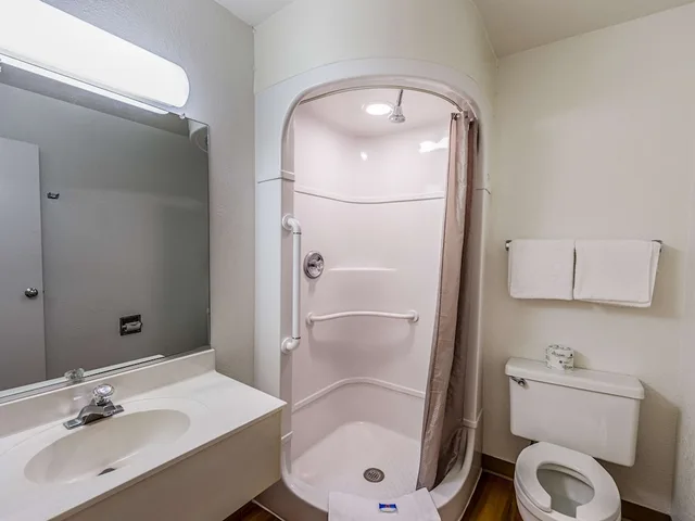 غرفة قياسية بسريرين مزدوجين للمدخنين، Motel6 Yreka, CA 8/10