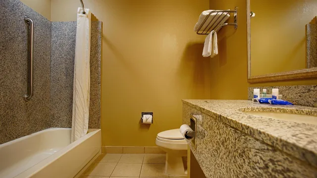 جناح بسريرين كوين مع أريكة لذوي الإعاقة، Best Western Plus Woodland Hills Hotel Suites 3/3